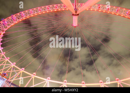 London, Großbritannien, 17. Februar 2018: UK Skyline am Abend. Ilumination des London Eye Stockfoto