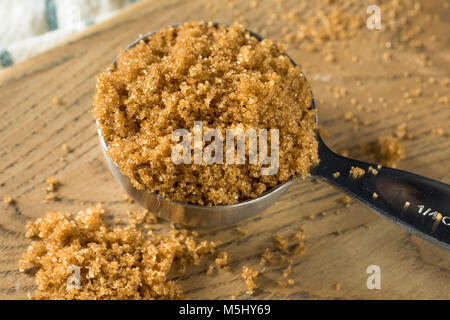 Raw Organic Light Brown Sugar in einem Stapel Stockfoto