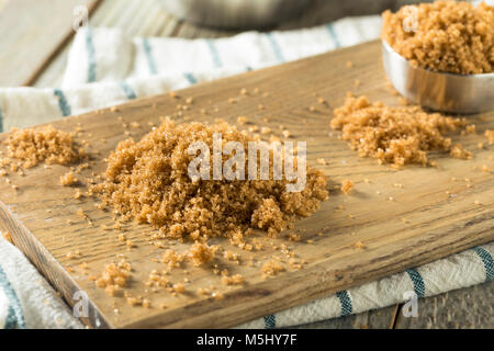 Raw Organic Light Brown Sugar in einem Stapel Stockfoto