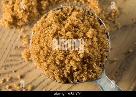 Raw Organic Light Brown Sugar in einem Stapel Stockfoto