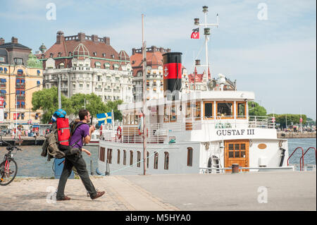 Blick von der Uferpromenade am Nybrokajen im Sommer in Richtung Strandvägen in Stockholm. Einige der teuersten Wohnungen in Schweden befinden sich auf Stockfoto