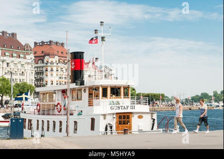 Blick von der Uferpromenade am Nybrokajen im Sommer in Richtung Strandvägen in Stockholm. Einige der teuersten Wohnungen in Schweden befinden sich auf Stockfoto