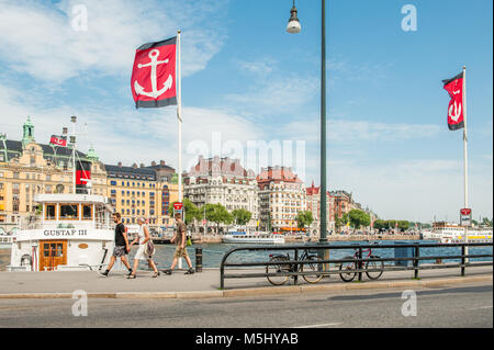 Blick von der Uferpromenade am Nybrokajen im Sommer in Richtung Strandvägen in Stockholm. Einige der teuersten Wohnungen in Schweden befinden sich auf Stockfoto