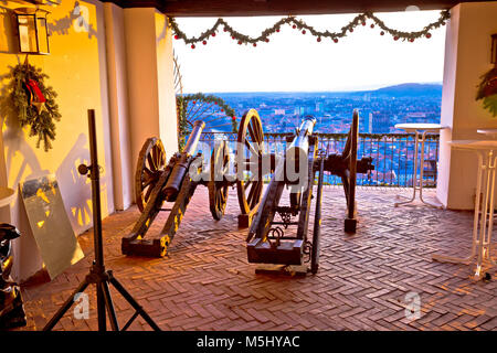 Bügeleisen Kanonen bei Sonnenuntergang Blick über Graz, Steiermark in Österreich Stockfoto