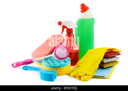 Set Reinigungsmittel auf weißem Hintergrund. Reinigungsmittel, Schwämme, Pinsel, Servietten, Gummihandschuhe Stockfoto