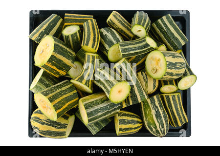 Cut Zucchini auf Fach isoliert auf Weiss. Pflanzliche Hintergrund. Ansicht von oben. Stockfoto