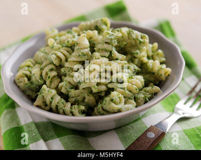 Fusilli mit Spinat und Ricotta in eine Schüssel geben. Stockfoto