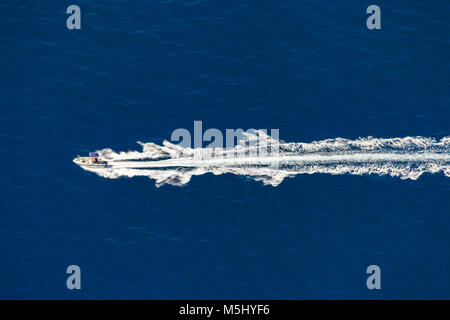 Luftaufnahme von einem Schnellboot im Blue Sea Stockfoto