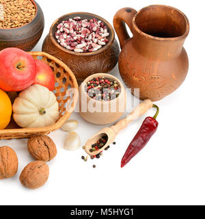 Sammlung von Produkten: Samen, Früchte, Gemüse, Brot isoliert auf Weiss. Ansicht von oben. Stockfoto