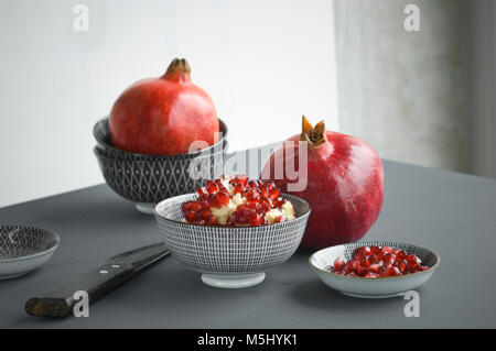 Granatapfel und Granatapfel Samen in der Schüssel Stockfoto