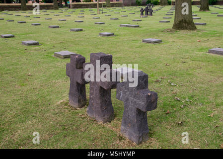 Gräber von deutschen Soldaten aus dem ersten Weltkrieg in Langemark Friedhof, Aussätzigen, Belgien Stockfoto