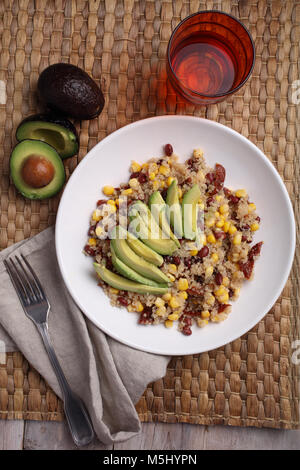Quinoa und Gemüse Salat mit Avocado auf einem rustikalen Tisch Stockfoto