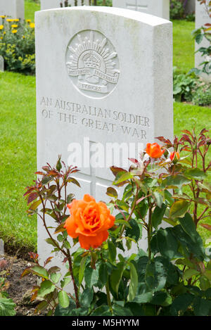 Das Grab eines unbekannten Soldaten aus Australien in Tyne Cot Soldatenfriedhof, Aussätzigen, Belgien Stockfoto