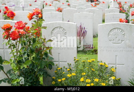 Das Grab von zwei Unbekannten australischen Soldaten in Tyne Cot Soldatenfriedhof, Aussätzigen, Belgien Stockfoto