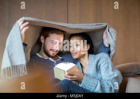 Porträt des jungen Paares auf dem Sofa entspannen Stockfoto