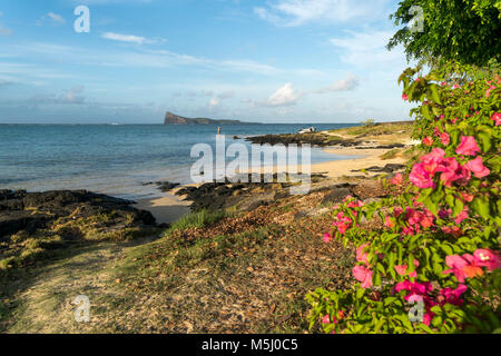 Kleiner dem Strand an der Küste und die Insel Coin de Mire, Cap Malheureux, Riviere du Rempart Mauritius, Afrika, | kleinen Strand an der Küste und Co Stockfoto