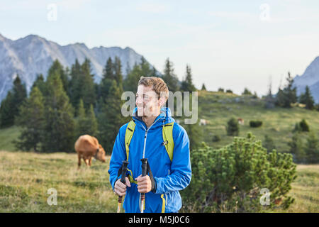 Österreich, Tirol, Mieminger Plateau, Portrait von lächelnden Wanderer auf almwiese Stockfoto