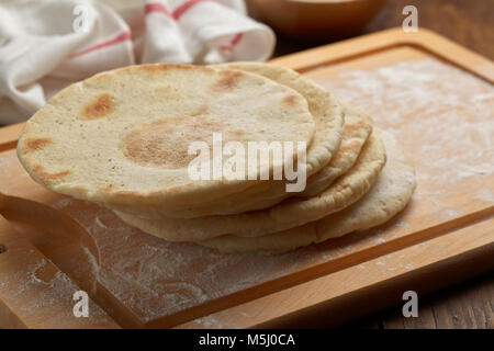 Pita Brot auf einem Schneidebrett Stockfoto