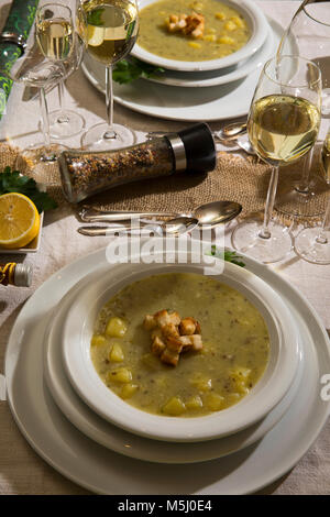 Knoblauch-creme-Suppe mit Croutons auf festlich gedeckten Tisch Stockfoto