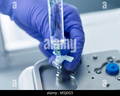 Close-up des Techniker arbeiten mit Flüssigkeiten im Labor Stockfoto