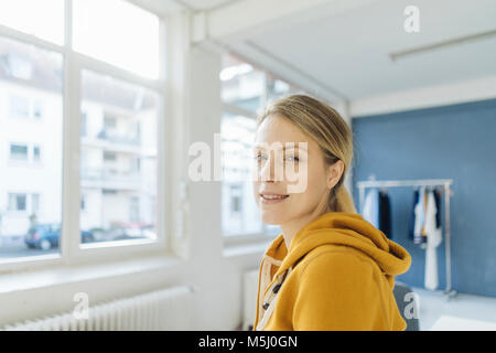 Portrait von lächelnden Modedesignerin in Ihrem Studio Stockfoto