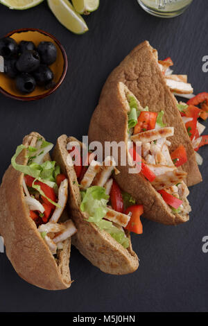 Fladenbrot gefüllt mit Hühnerfleisch und Gemüse Stockfoto