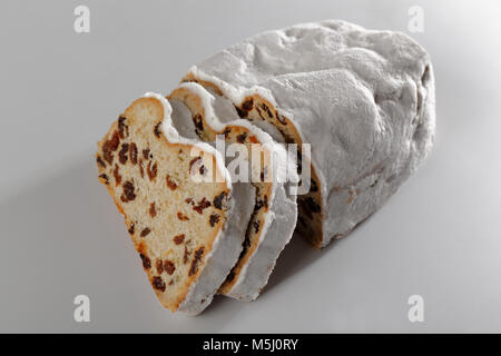 Christstollen auf weißem Hintergrund Stockfoto