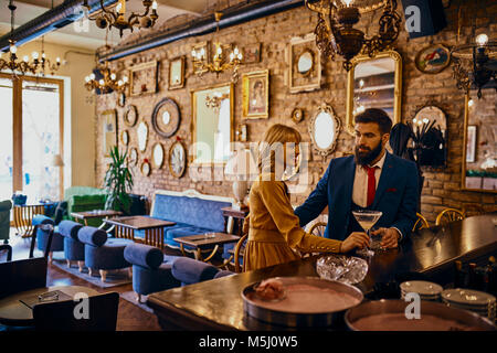 Elegantes Paar einen Drink in einer Bar Stockfoto