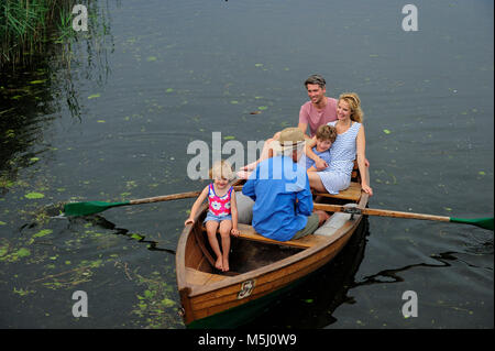 Happy Family im Boot auf dem See Stockfoto