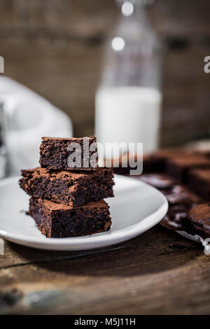 Stapel von drei hausgemachten Brownies auf Platte Stockfoto