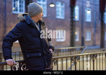 Reifer mann im winter Kleidung am Eingang stehen U-Bahnhof in Kopenhagen, Dänemark. Stockfoto