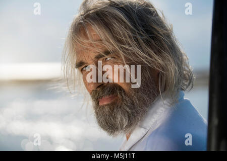 Porträt einer stattlichen älterer Mann am Strand Stockfoto