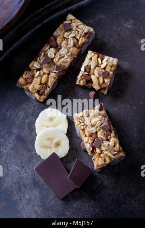 Müsliriegel mit Haferflocken, Bananen und Schokolade Stockfoto