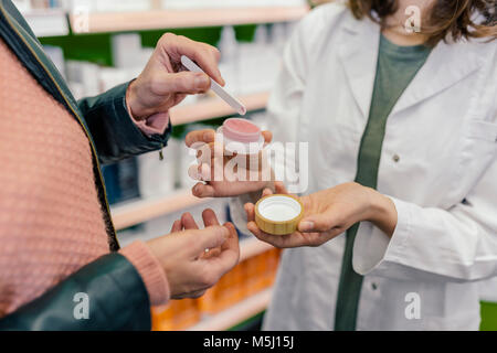 Kunde testet Kosmetik in der Apotheke Stockfoto