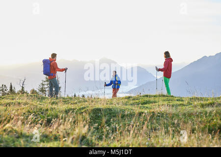 Österreich, Tirol, Mieminger Plateau, Wanderer auf almwiese Stockfoto