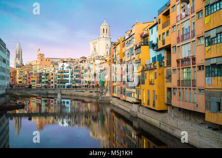 Spanien, Katalonien, Girona, die Kathedrale und die Häuser entlang der Fluss Onyar am Abend Stockfoto