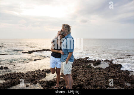 Herzlichen senior Paar umarmt am Meer Stockfoto
