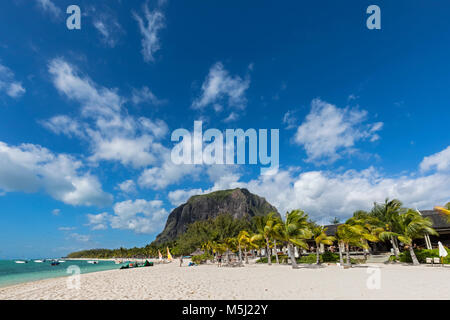 Mauritius, Südwestküste, Le Morne mit Berg Le Morne Brabant, Hotel am Strand Stockfoto