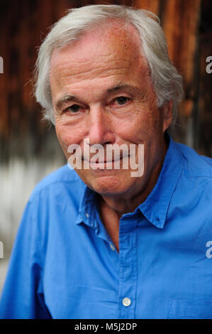 Portrait von lächelnden älteren Mann mit blauem Hemd Stockfoto