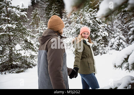 Paare, die im Winterwald Stockfoto