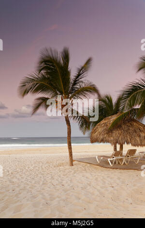 Karibik, Dominikanische Republik, Punta Cana, Playa Bavaro Strand bei Sonnenuntergang Stockfoto