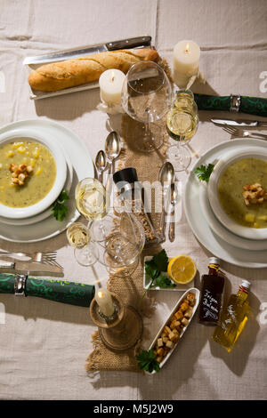 Knoblauch-creme-Suppe mit Croutons auf festlich gedeckten Tisch Stockfoto