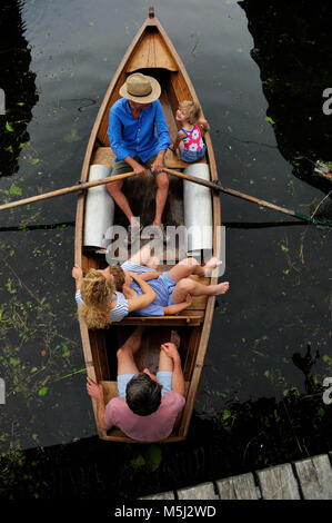 Familie im Ruderboot, Ansicht von oben Stockfoto