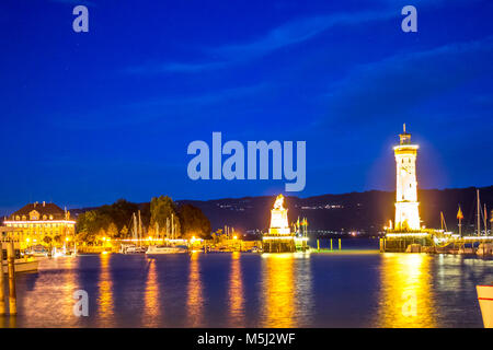 Deutschland, Lindau, Bodensee, Hafeneinfahrt bei Nacht Stockfoto