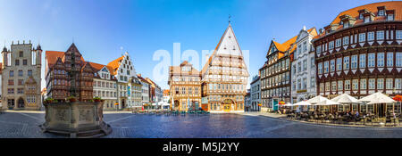 Deutschland, Hildesheim, Marktplatz mit Roland Brunnen und Metzger' Guild Hall Stockfoto