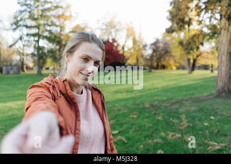 Porträt der jungen Frau die Hand im herbstlichen Park Stockfoto