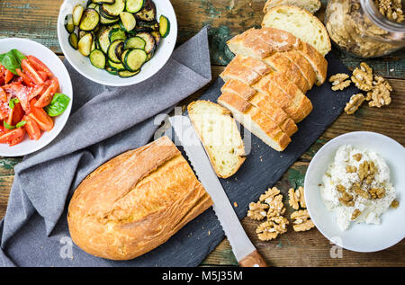 Bruschetta und verschiedenen Zutaten, Brot, Tomaten, Zucchini, Käse, Ricotta, Walnüsse Stockfoto