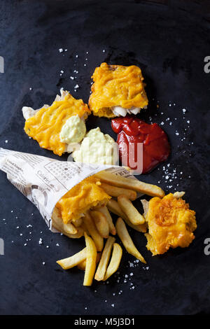 Fisch und Chips mit Remoulade und Ketchup Stockfoto