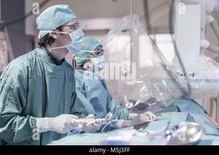 Neuroradiologist mit Assistent in scrubs Vorbereitung einer Operation Stockfoto