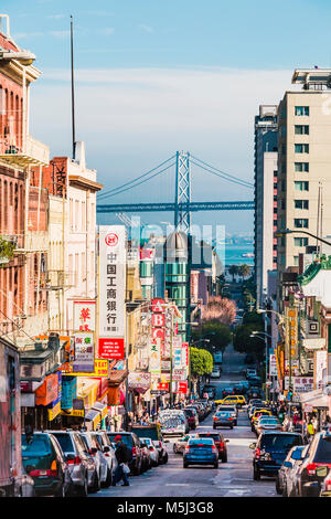 USA, Kalifornien, San Francisco, Chinatown, die Bay Bridge Stockfoto
